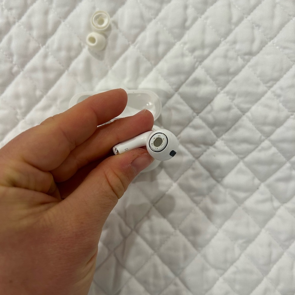 AirPod pros - Picture 3 of 4